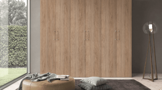 Coperchi su parete in legno